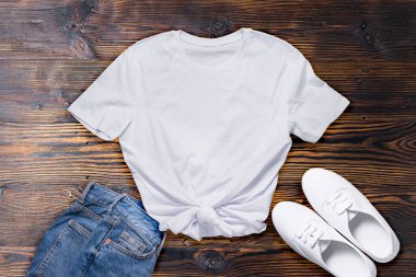 Pembe ahşap arka planda beyaz Unisex pamuk tişörtü, Mockup