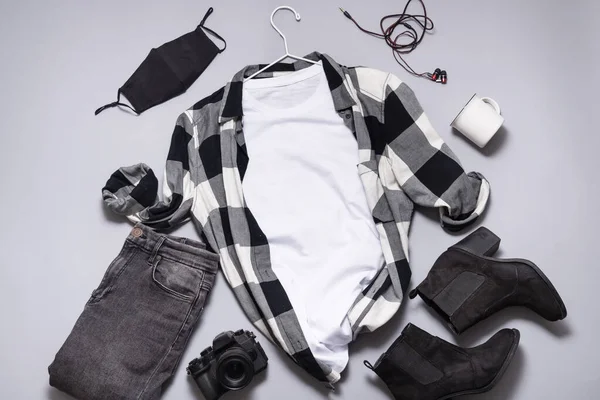 Beyaz Tişört Düz Yatay Modelleme Siyah Beyaz Giysiler — Stok fotoğraf