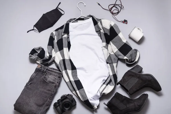Beyaz Tişört Düz Yatay Modelleme, Siyah ve Beyaz Giysiler