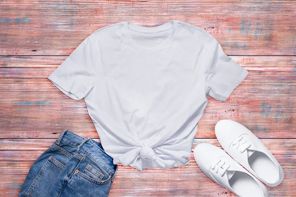 Pembe ahşap arka planda beyaz Unisex pamuk tişörtü, Mockup