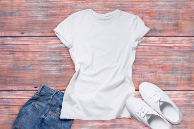 Pembe ahşap arka planda beyaz Unisex pamuk tişörtü, Mockup