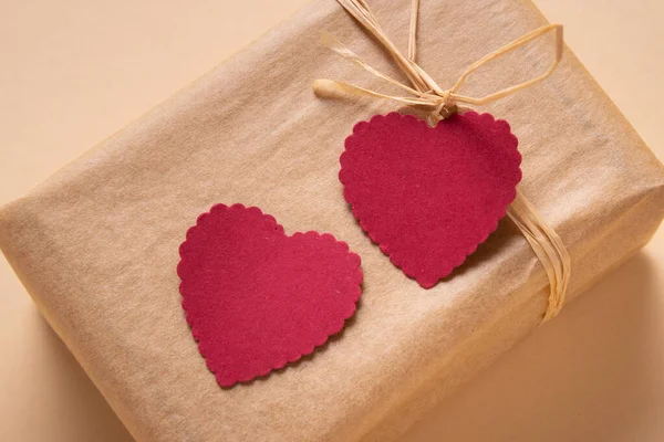 Dárková Krabička Zdobené Dvěma Papírovými Štítky Srdce Valentýna Pres — Stock fotografie