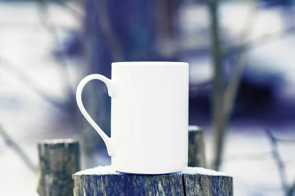 Белая Чашка Кофе Фарфора Кружка Открытом Замороженном Снегу — стоковое фото