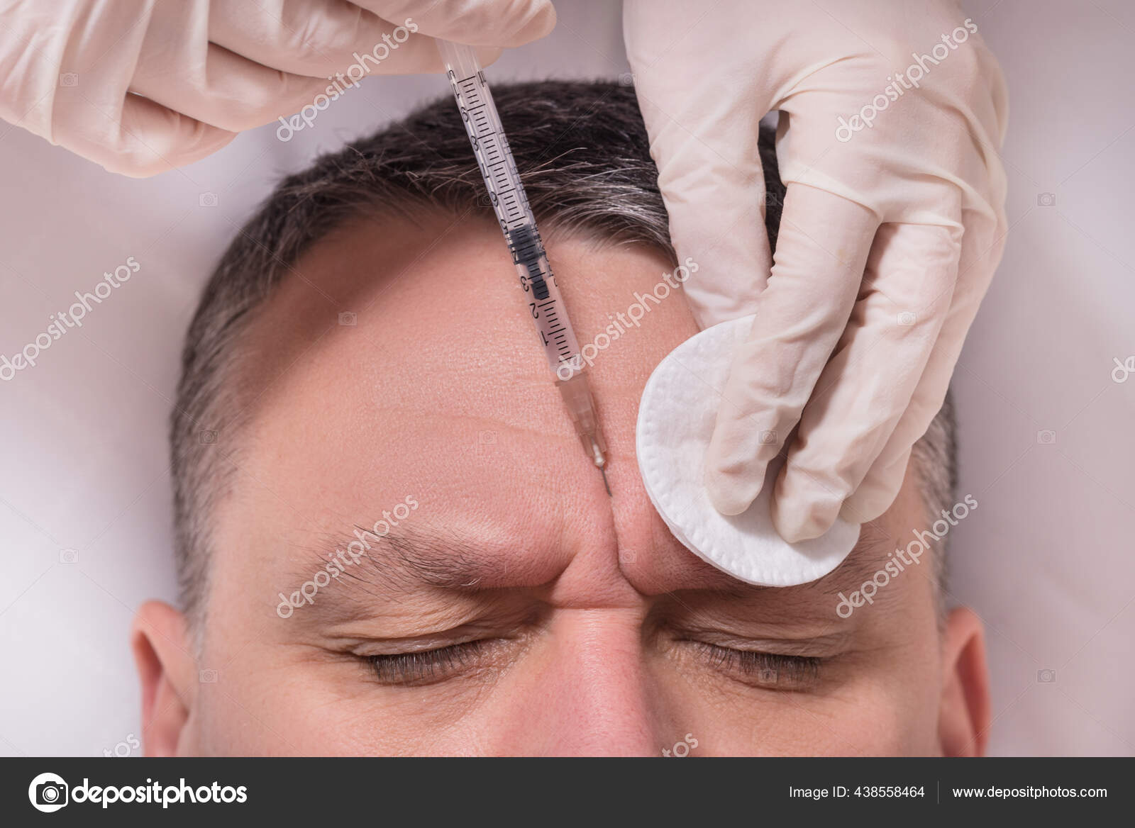 男子美容程序抗皱纹肉毒杆菌注射 图库照片 C Yumis