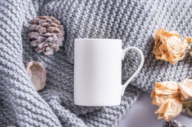 Süslü beyaz porselen kahve kupası.