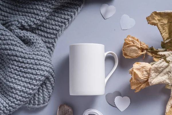 Süslü beyaz porselen kahve kupası.