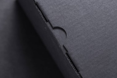 Yaklaş, siyah karton kutu tokası