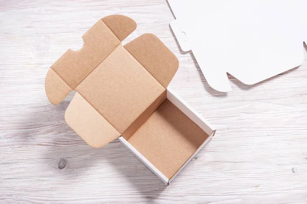 Fehér Kartondoboz Fából Készült Íróasztalon Lapos Kartondoboz — Stock Fotó