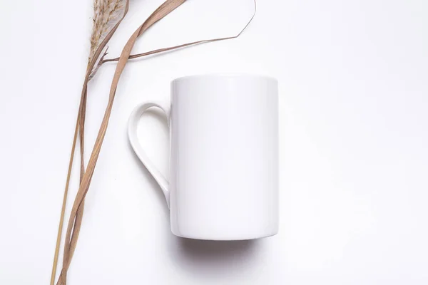 Чашка Кофе Белого Фарфора Украшенная Сухой Травой — стоковое фото
