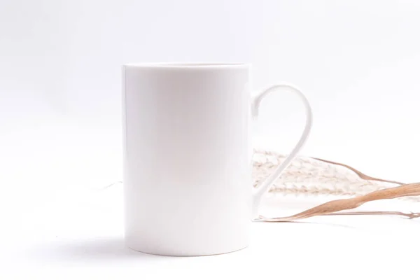 Чашка Кофе Белого Фарфора Украшенная Сухой Травой — стоковое фото