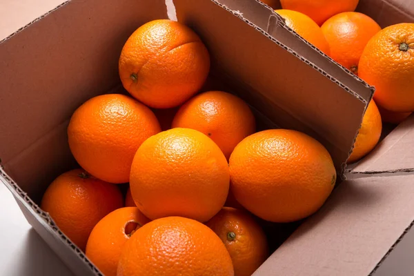 Spousta Čerstvých Citrusových Pomerančových Plodů Kartonové Krabici — Stock fotografie