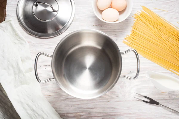 Batterie Cuisine Métal Cuisinière Avec Pâtes Sur Table Cuisine — Photo