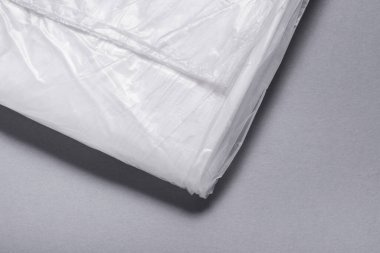 Bir rulo polietilen plastik ressam bez bırakıyor.