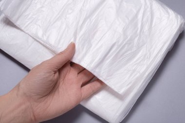 Bir rulo polietilen plastik ressam bez bırakıyor.