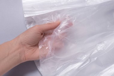 Bir rulo polietilen plastik ressam bez bırakıyor.