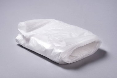 Bir rulo polietilen plastik ressam bez bırakıyor.
