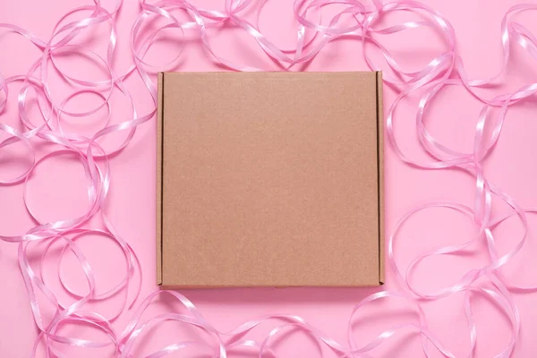Caja Cartón Marrón Decorada Con Cinta Rosa — Foto de Stock