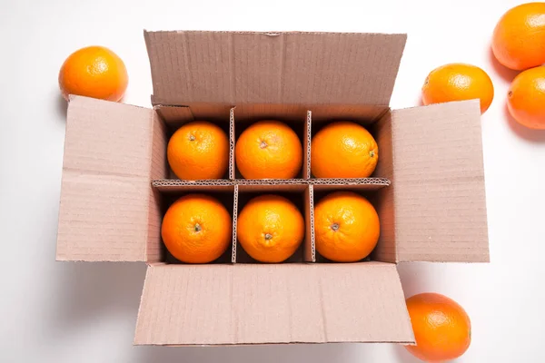 Karton Kutuda Bir Sürü Taze Turuncu Meyve Var — Stok fotoğraf