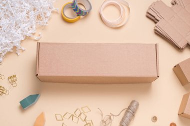 Renkli ofis masasında karton kutu