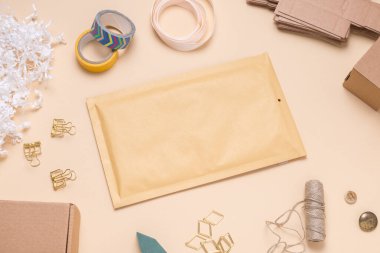 Renk masasında kahverengi kabarcık zarfı