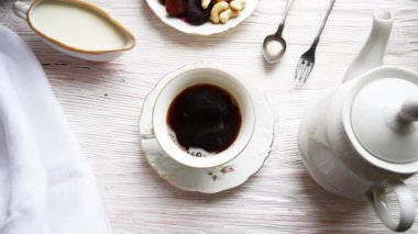 Ahşap arka planda klasik porselen bir fincan kahve. Yavaş çekim düzlüğü.