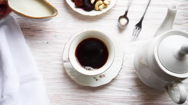 Lägga Till Kaffe Grädde Vintage Porslin Kopp Kaffe Trä Bakgrund — Stockvideo