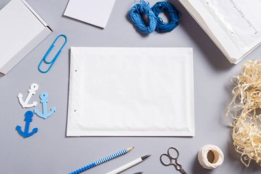 Ofis masasında beyaz baloncuk zarfı