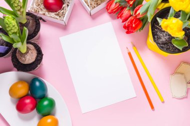 Pembe sırt grubuyla ilgili boş kağıt levha, bahar Paskalya konsepti.