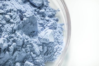 Cam tepside mavi kuru kil tozu