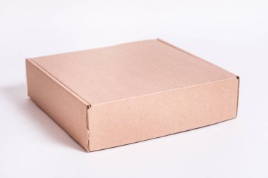 Beyaz zemin üzerinde kahverengi karton düz kutu