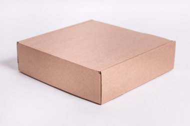 Beyaz zemin üzerinde kahverengi karton düz kutu