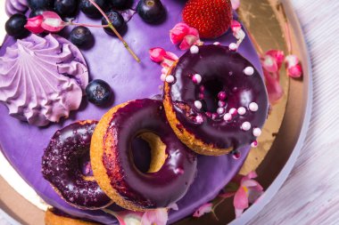 Violet, doğum günü ve kutlama için mor pasta. 