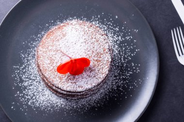 Koyu tabakta beyaz pudralı Chokolate krepi.