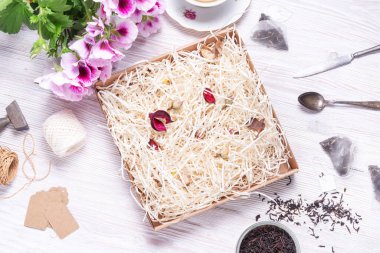 Tahta arka planda kağıt dolgusu olan CBrown karton kutu 