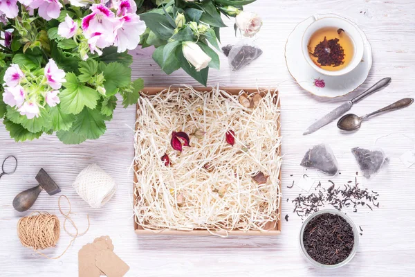 Caja Cartón Marrón Con Relleno Papel Sobre Fondo Madera —  Fotos de Stock