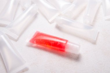 Ev yapımı dudak parlatıcısı için bir sürü plastik boş tüp var.