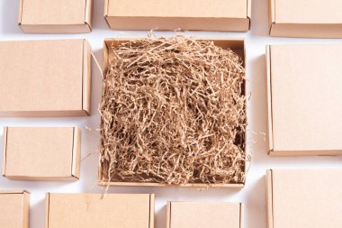 Kağıt dolgulu düz kahverengi karton kutular.