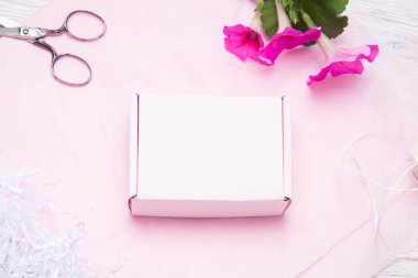 Pembe kağıt mendil üzerine pembe karton kutu.
