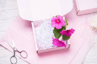 Pembe kağıt mendil üzerine pembe karton kutu.