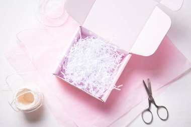 Pembe kağıt mendil üzerine pembe karton kutu.