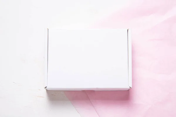 Caja Cartón Blanco Sobre Papel Tisú Rosa — Foto de Stock