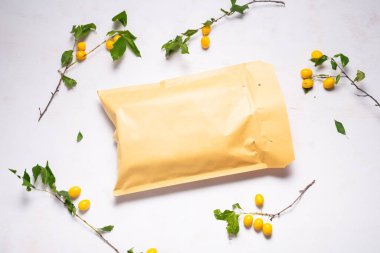 Kahverengi baloncuk zarfları beyaz ahşap masada.