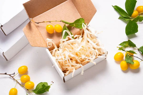 Caja Cartón Blanco Con Relleno Papel Decorada Con Fre —  Fotos de Stock