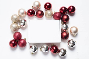 Noel süsleriyle süslenmiş kahverengi karton posta kutusu