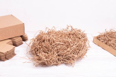 Posta paketi için kahverengi parçalanmış kağıt doldurucu