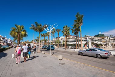 Las Americas Alışveriş sokak Şubat'ta 23, 2016 Adeje, Tenerife, İspanya. Las Americas en popüler ve turistik tatil, tenerife Güney bölgesinde restoran ve alışveriş mağazaları bol biridir.