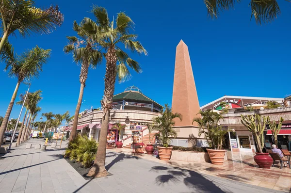 Restaurantes em Las Américas em 23 de fevereiro de 2016 em Adeje, Tenerife, Espanha. Las Americas é um dos resorts mais populares e turísticos, uma abundância de restaurantes e lojas em Tenerife South area . — Fotografia de Stock
