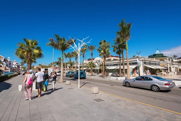 Rua comercial em Las Américas em 23 de fevereiro de 2016 em Adeje, Tenerife, Espanha. Las Americas é um dos resorts mais populares e turísticos, uma abundância de restaurantes e lojas em Tenerife South area . — Fotografia de Stock