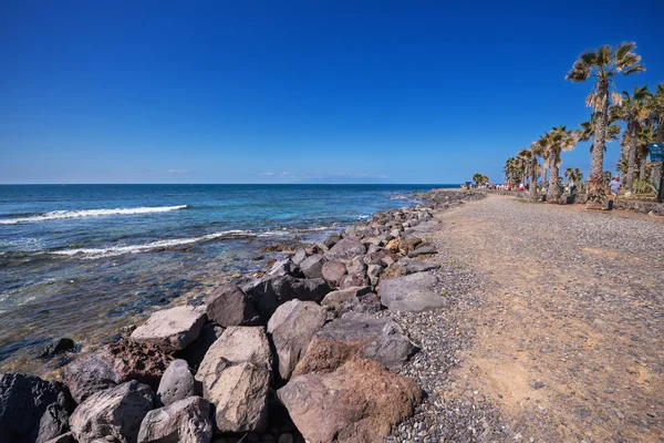 Passeggiata turistica sulla costa delle Americhe il 23 febbraio 2016 ad Adeje, Tenerife, Spagna. Las Americas è una delle località più popolari e turistiche, nella zona sud di Tenerife . — Foto Stock