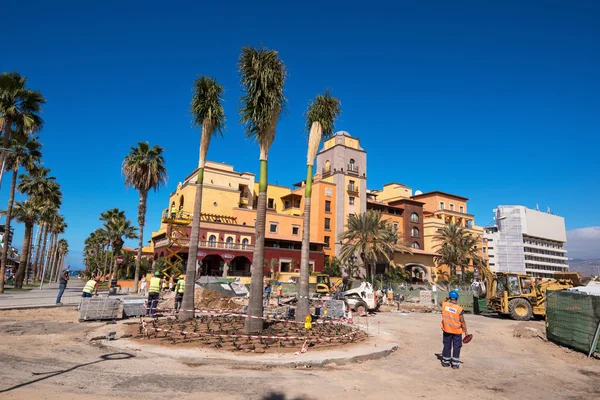 Uppgradering trottoaren i Las Americas på februari 23, 2016 i Adeje, Teneriffa, Spanien. Las Americas är en av de mest populära och turistiska orter, massor av restauranger och shopping butiker i Teneriffa södra området. — Stockfoto